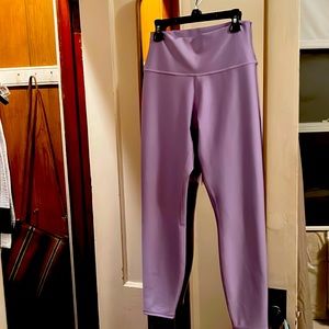 Brand new Alo Yoga leggings in violet skies. Just used once.